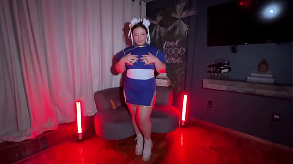 Chun Li querendo relaxar após uma luta se masturba e soca seu dildo com vontade no seu cuzinho apertado até gozar