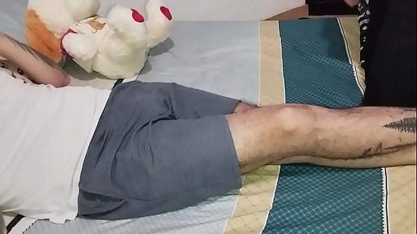 Mi hermanastra aprovecha que estamos solos y me chupa toda la verga (se traga la leche)