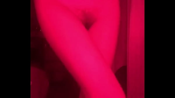 Flaquita de 18 me manda videos masturbándose.
